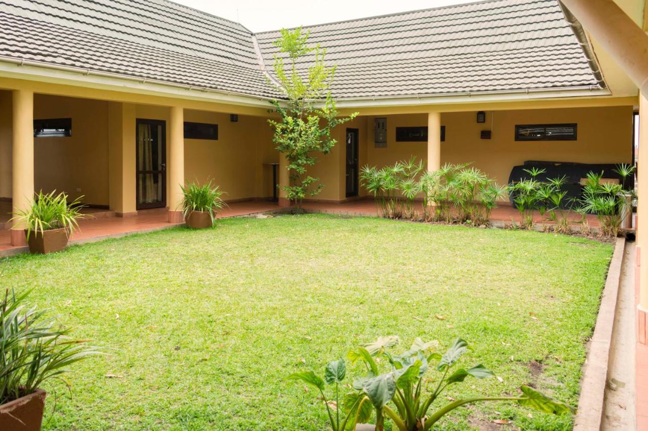 Mountains Of The Moon Hotel Fort Portal Exteriör bild